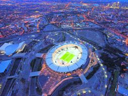 El Estadio Olímpico fue iluminado anoche y se puso el número uno en grande en la cancha. GETTY IMAGES SPORT  /