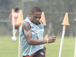 El atacante hondureño, Georgie Welcome, conduce el esférico durante el entrenamiento rojinegro. MEXSPORT  /