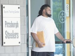 El guardia ofensivo de los Acereros de Pittsburgh, Chris Kemoeatu, acudió a practicarse exámenes médicos. AP  /