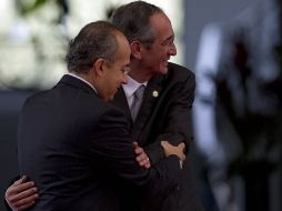 El presidente Colom (der) y su homólogo mexicano se funden en un abrazo al terminar la ceremonia de bienvenida. AFP  /