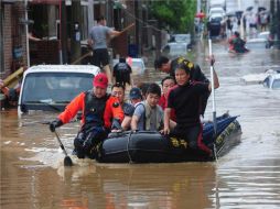 Cuerpos de rescate continúan la búsqueda de al menos 10 desaparecidos. REUTERS  /