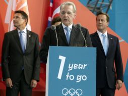 El presidente del Comité Olímpico Internacional, Jacques Rogge (C) invita a los atletas a los Juegos Olímpicos de Londres de 2012. EFE  /