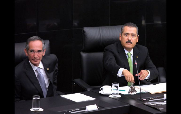 El presidente de Guatemala, Álvaro Colom, con el senador Manlio Fabio Beltrones. EL UNIVERSAL  /