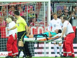 El jugador del FC Barcelona Jonathan Soriano es trasladado fuera del campo en una camilla en el juego ante el FC Bayern Munich hoy. EFE  /