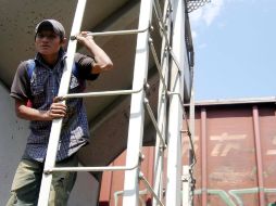 Migrante se traslada por tren en México. Los extranjeros en tránsito irregular se quedan en el país menos de un mes. ARCHIVO  /