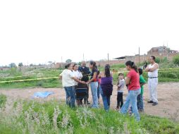 Familiares del menor que acudieron al lugar del accidente. O. RUVALCABA  /