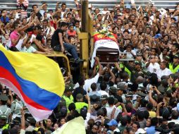 Músicos, colegas suyos, actores, colegas, periodistas, familiares y miles de personas, conmovidos con su partida. AFP  /