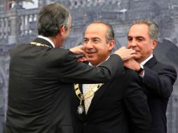 El presidente de Guatemala, Álvaro Colom, entrega la “Orden del Quetzal” a Felipe Calderón. EL UNIVERSAL  /