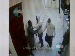 Imagen extraída de un video donde se ve cómo someten a guardias del Cereso de Ciudad Juárez el martes pasado. NTX  /