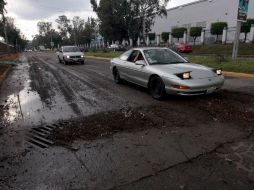 La lluvia del pasado miércoles afectó el tráfico vehicular al arrastrar escombros provocando encharcamientos. A. HINOJOSA  /