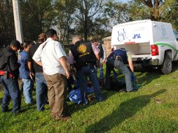 Miembros del Semefo y del Instituto Jalisciense de Ciencias Forenses analizaron la escena del crimen en Tonalá. O. RUVALCABA  /