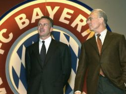 Karl.Heinz Rummenige junto con otra leyenda del futbol alemán Franz Beckenbauer (der). AFP  /