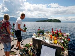 En el muelle del lago Tyrifjord, sobrevivientes han creado un memorial para dejar flores y rendir tributo a las víctimas. REUTERS  /