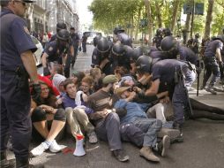 Mientras el Gobierno griego ve la forma de suprimir gastos, decenas de 'indignados' se apoderan de las calles. EFE  /