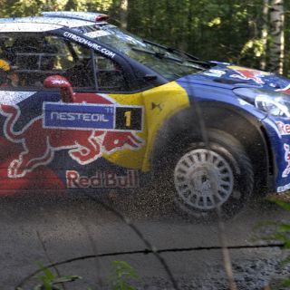Loeb termina líder tras la primera etapa