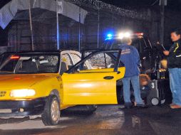 Personal del Instituto Jalisciense de Ciencias Forenses analizó la escena del crimen. O. RUVALCABA  /