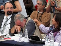 El poeta no contuvo el llanto durante el encuentro. EL UNIVERSAL  /