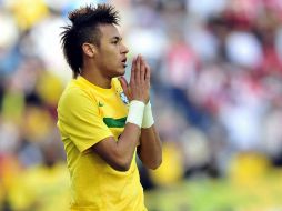 El jugador brasileño, Neymar, analiza junto a su familia la oferta del equipo español. MEXSPORT  /