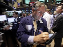 Wall Street logró detener las fluctuaciones con las que inició sesión. AP  /