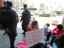 La tarde de ayer, al menos 60 comerciantes fueron desalojados del Centro Histórico por policías de Guadalajara. E. BARRERA  /