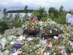 Ofrendas a las víctimas de los ataques del viernes pasado. EFE  /