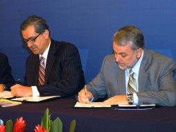 El titular de la Semarnat, Rafael Elvira, y el gobernador Emilio González, durante la firma del convenio celebrada ayer. ESPECIAL  /