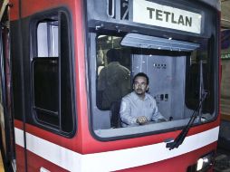 Desde su pequeña cabina, Mario Magaña hace su mejor escuerzo porque todos sus pasajeros lleguen a tiempo a sus citas. E. PACHECO  /