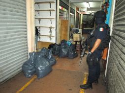 Momento en que las autoridades catean los locales del edificio ubicado en el cruce de la Calzada Independencia y la Av. Juárez.ESPECIAL  /