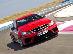 Las tomas de aire y salpicaderas aumentan de tamaño, así el C 63 AMG Black Series luce más musculoso. ESPECIAL  /