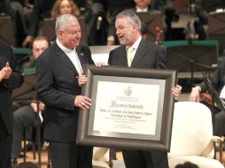 El cardenal Juan Sandoval Íñiguez recibe el reconocimiento de manos del goberndor Emilio González Márquez. S. NUÑEZ  /