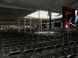 La lluvia vespertina ausentó al público, y el escenario preparado en la Plaza de la Liberación lució vacío. A. GARCÍA  /