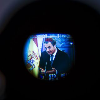 Crisis política y económica hacen flaquear a Zapatero