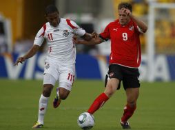 El jugador austriaco Andreas Weiman disputa el balón con el panameño Eric Davis. AP  /