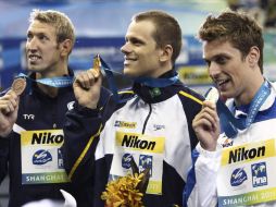 El nadador brasileño Cesar Cielo Filho (centro), el italiano Luca Dotto (der), y el francés Alain Bernard muestran sus medallas. EFE  /