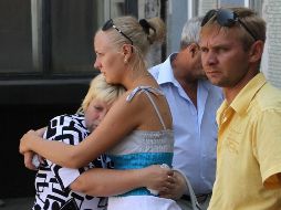 Familiares de mineros en Sukhodilsk, Ucrania lloran la muerte de su familiar. EFE  /