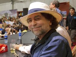 El cantante durante la velada poética que se desarrolló esta madrugada en la Semana Negra. EFE  /