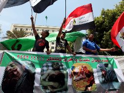 Sirios residentes en Egipto protestan contra el régimen sirio, frente a la sede de la Liga Árabe en El Cairo. EFE  /