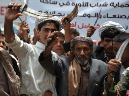 Miembros de tribus yemeníes fieles a los manifestantes antigobierno sostienen sus dagas durante una protesta. EFE  /