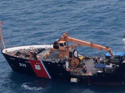Un barco de la Guardia Costera de los EU recoge del mar Caribe la carga de cocaína. AFP  /