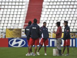 La selección de Costa Rica en el reconocimiento de cancha del estadio Palogrande Manizales. EFE  /