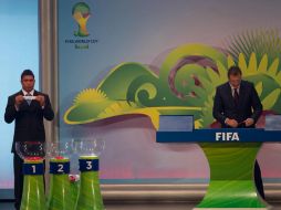 El exjugador brasileño Ronaldo (i) muestra el nombre de Rusia, en presencia del secretario general de la FIFA, Jerome Valcke (d). EFE  /