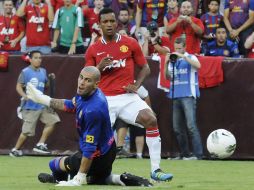 Nani dispara sobre la salida del portero del Barcelona. REUTERS  /