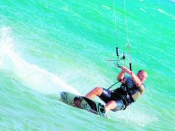 Si dominas tu salida del agua con la tabla, no perderás el equilibrio. Las clases tienen un costo de 75 dólares por hora. ESPECIAL  /