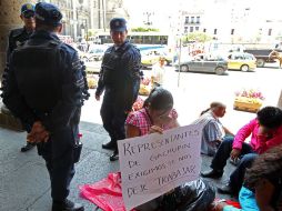 Trabajadores informales exigen libertad ante la autoridad municipal para vender su mercancía. E. BARRERA.  /