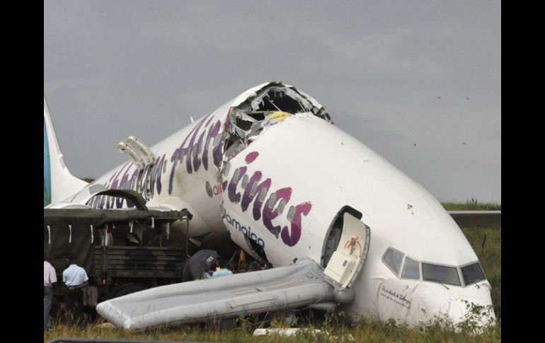 Así quedó el Boeing 3-800 de Caribbean Airlines, que hizo un aterrizaje forzoso en Georgetown. REUTERS  /