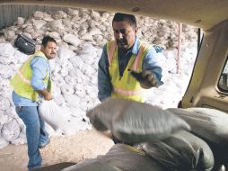 Trabajadores alistan costales con arena ante las posibles afectaciones de “Don” en San Benito, Texas. AP  /