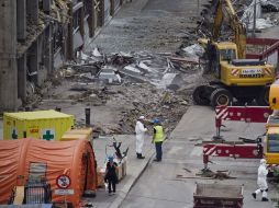 Trabajadores limpian los escombros del centro de Oslo, tras el ataque con bomba la semana pasada. AFP  /
