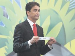 El legendario Bebeto, que muestra el nombre de México, fue el encargado de descubrir las posiciones de la Concacaf. AP  /