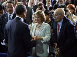 El presidente de EU, Barack Obama, saluda a la líder de la minoría demócrata en el Congreso, Nancy Pelosi. EFE  /