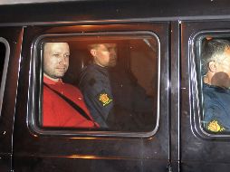 Behring Breivik, (izq) en un vehículo policial blindado después de salir de la corte luego de una audiencia en Oslo. AP  /